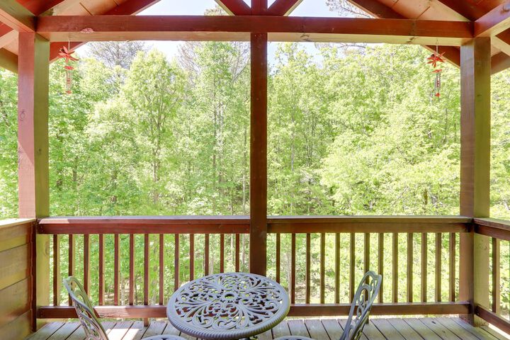 Private Ellijay Cabin w / Hot Tub & Amenities!