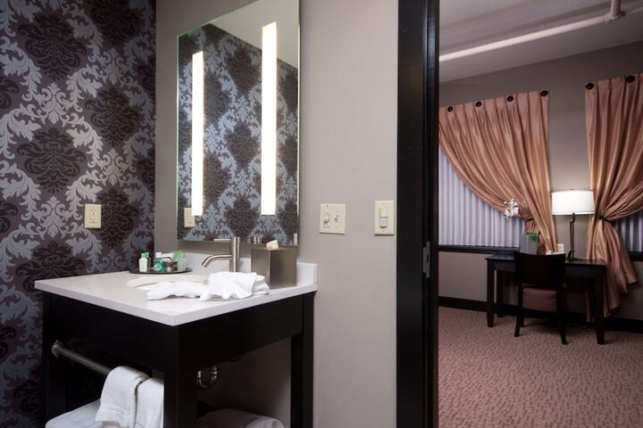 Room 26 of 65