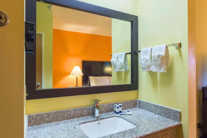 Rock Island Inn & Suites Streator IL