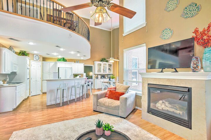 Beautiful Montgomery Home w / Lakefront Deck!