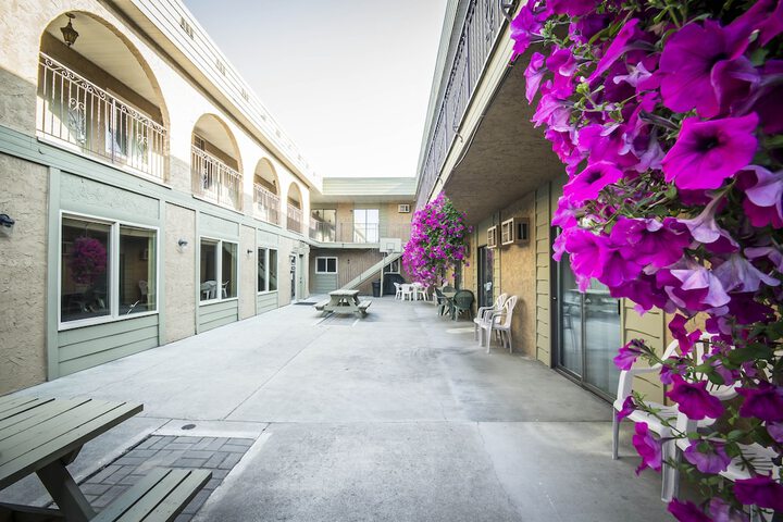 Hotel Exterior 41 of 43