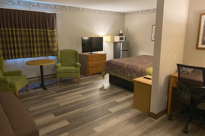 Super 8 by Wyndham Green Bay Near Stadium