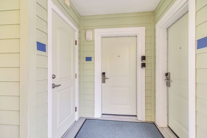 Waterfront Condo w / Water Park Walk to the Beach!