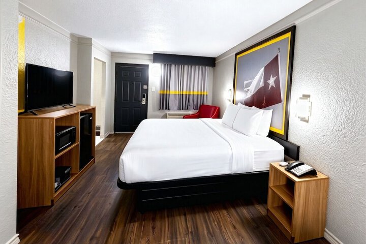 Super 8 by Wyndham Nacogdoches Near University