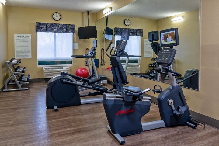 Holiday Inn Express Hotel & Suites Woodbridge by IHG