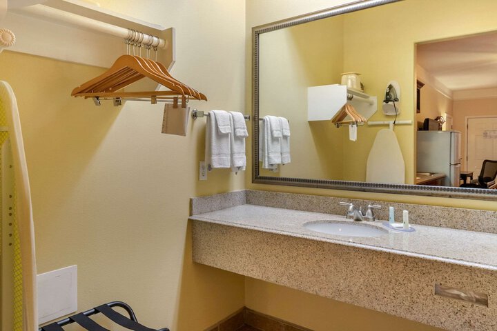 Quality Inn & Suites at the Outlets Mercedes / Weslaco