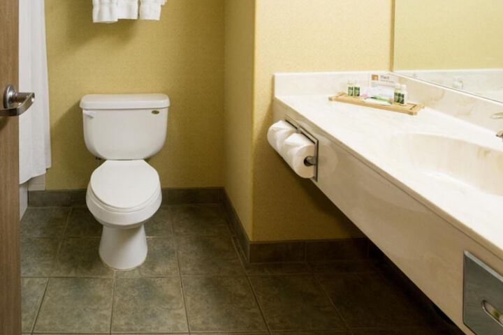 Merit Hotel & Suites