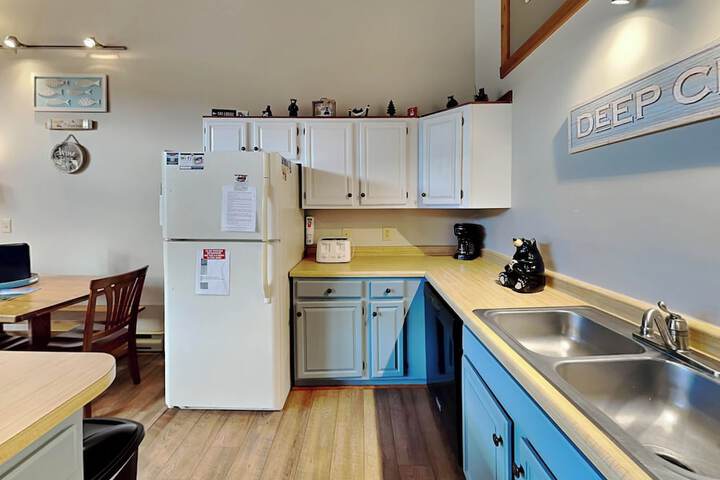 Sunplace 30 by Taylor Made Deep Creek