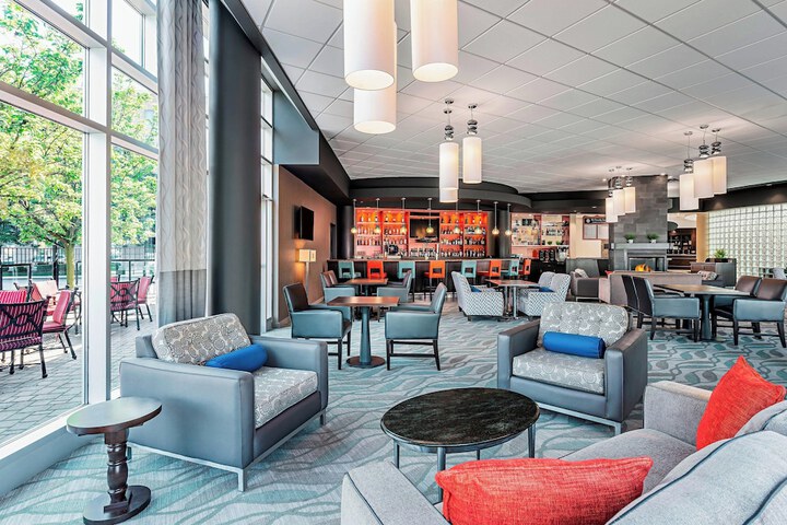 Lounge 46 of 49