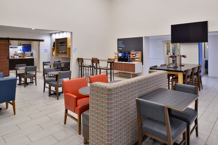 Holiday Inn Express Farmington - Bloomfield by IHG