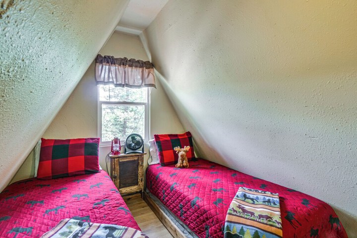 Sunny Muddy Moose Cabin w / Fire Pit & Mtn Views!