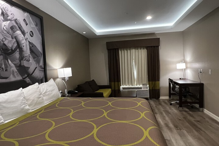 Room 25 of 38