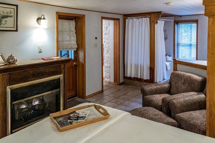 Room 34 of 242