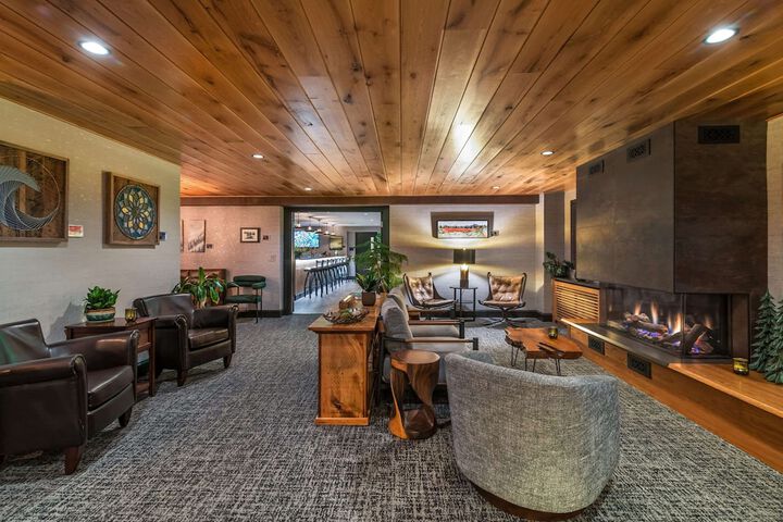 Lounge 104 of 125
