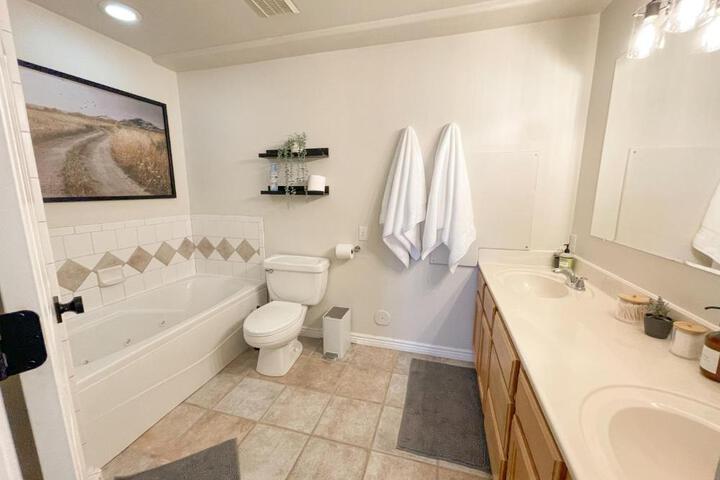 City View Retreat 2 BR 1 B