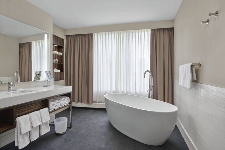 Delta Hotels by Marriott Edmonton Centre Suites