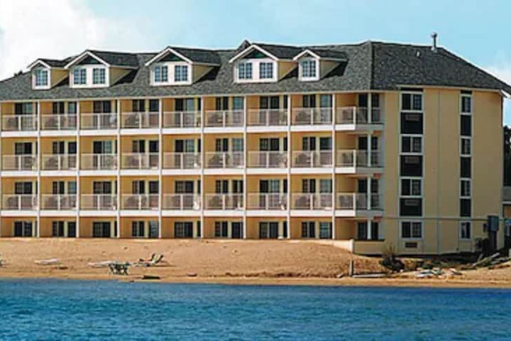 Clarion Hotel Mackinaw City Beachfront