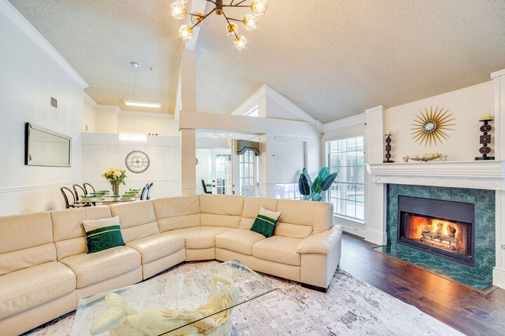 Walk to Lake! Rowlett Escape w / Fire Pit & Views