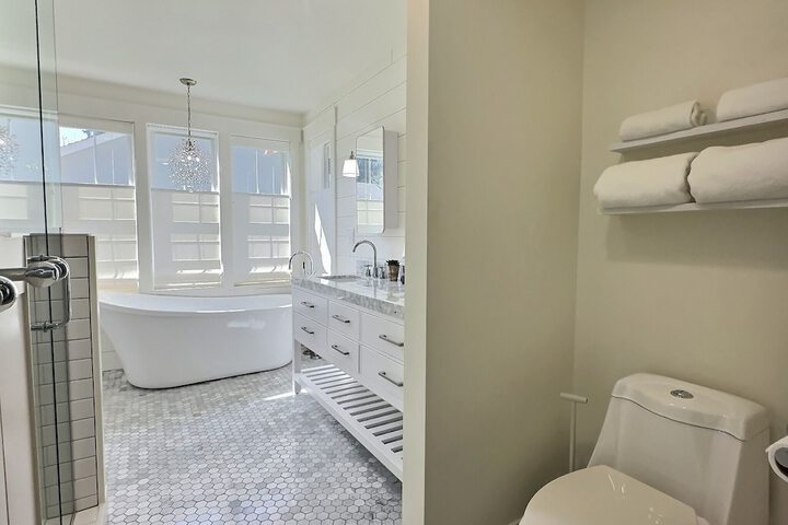 Serene 5BR Farmhouse Retreat Shoreline