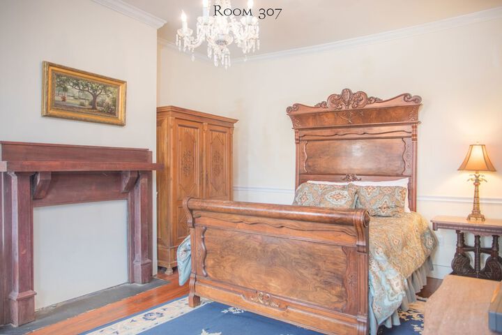 Room 33 of 170