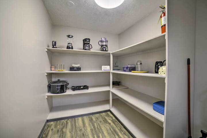 Near Mines & Meadows: Spacious Home w / Game Room