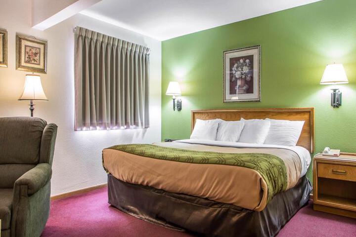 Econo Lodge Inn & Suites
