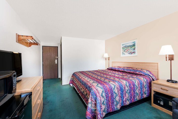 Room 4 of 15