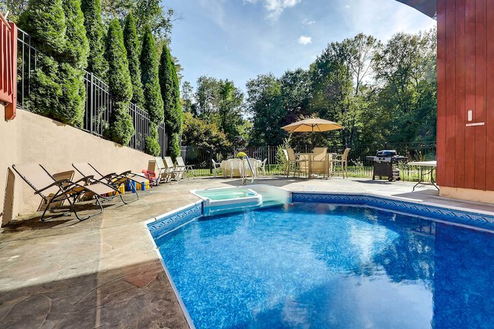 Spacious Woodbury Home w / Pool + Hot Tub!
