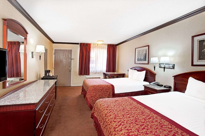 Room 4 of 9