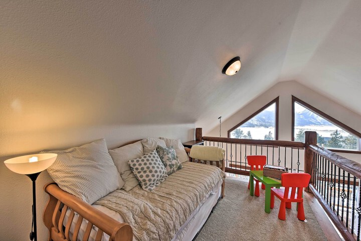 Gorgeous Twin Lakes Home w / Deck Overlooking Mtns!