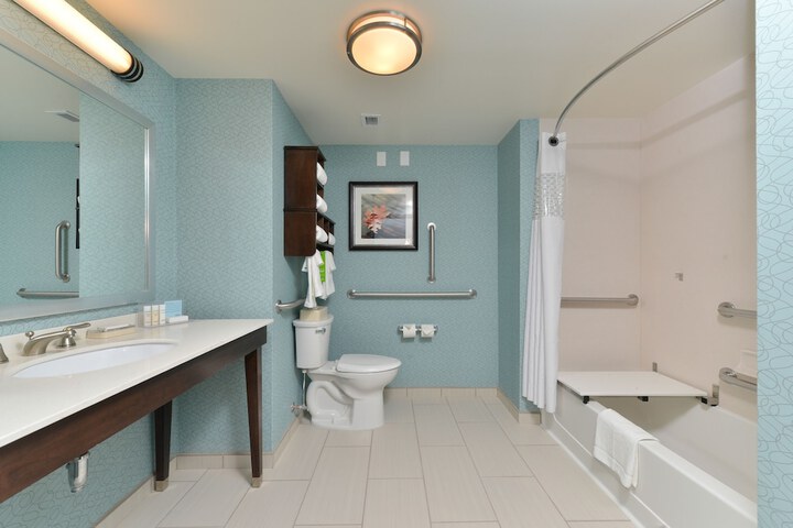 Hampton Inn Corning / Painted Post
