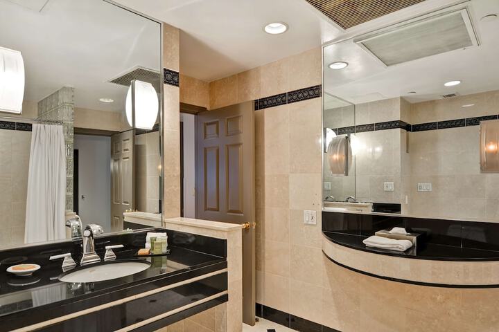 The Cincinnatian Hotel Curio Collection by Hilton