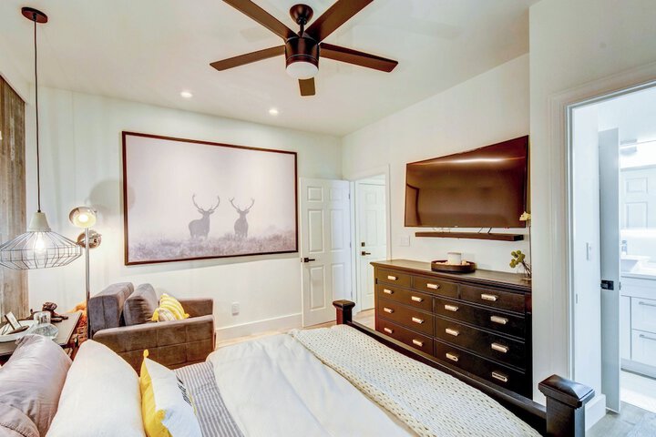 Modern Condo + Golf Course View Near Hiking!