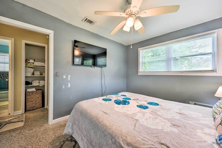 Jacksonville Getaway w / Yard 2 Mi to Beach!