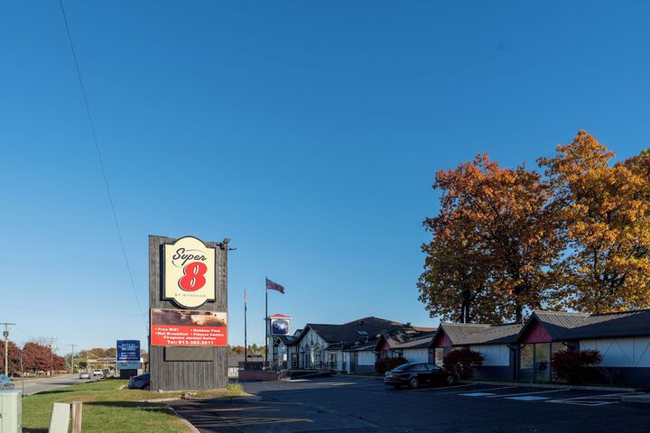 Super 8 by Wyndham Gananoque / Country Squire Resort