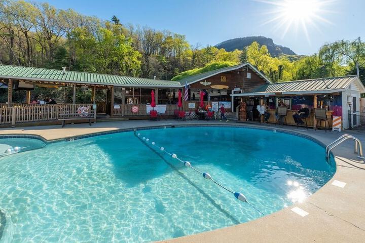 Geneva Hotel & Tiki Bar