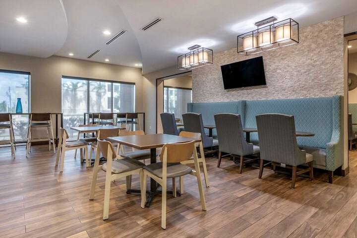 Comfort Suites Fort Lauderdale Airport & Cruise Port