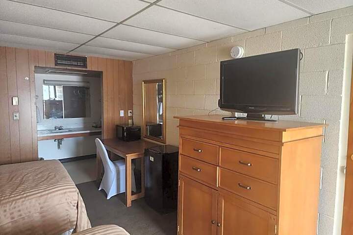 First Inn by OYO Quinter Hwy 70