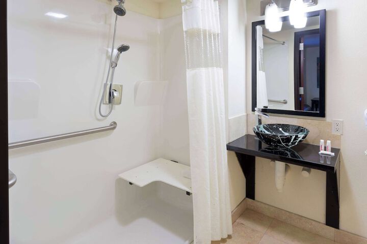 Days Inn & Suites by Wyndham Milwaukee