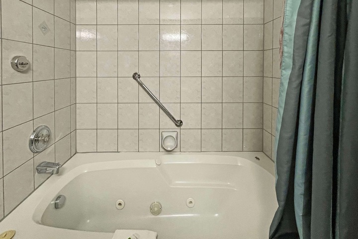 Room 32 of 82