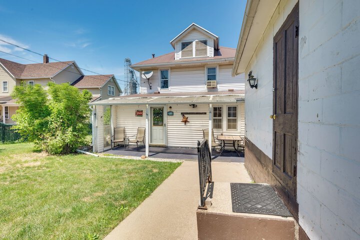 Cozy Iowa Getaway w / Patio & Fenced-in Yard!