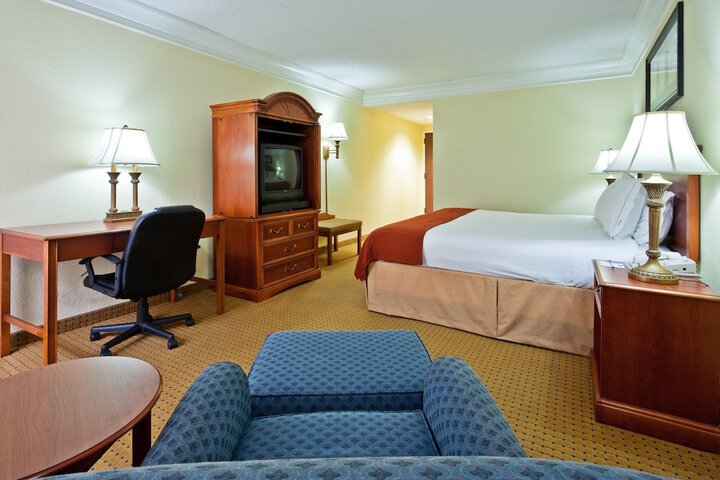 Room 9 of 32