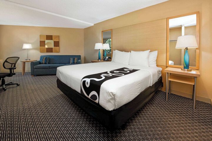 Room 27 of 40