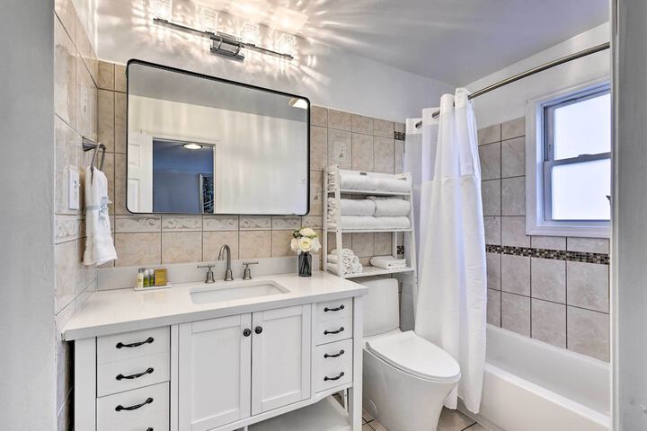 Bay Shore Vacation Rental w / Shared Yard!