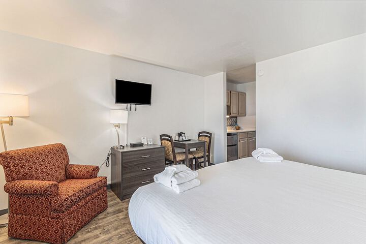 Snyders Shoreline Inn
