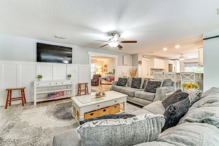 Spacious Tavares Home w / Private Outdoor Oasis!