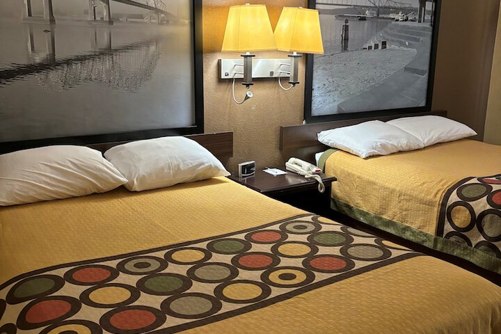 Super 8 by Wyndham Cedar Rapids