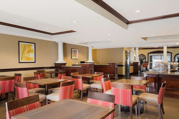 Comfort Suites Near University