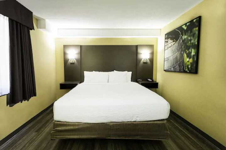 Room 13 of 32