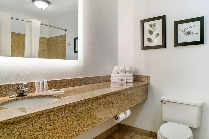 Country Inn & Suites by Radisson Rossford - Toledo South